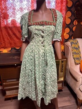 Vintage 1970s Traditional German Dirndl Dress!